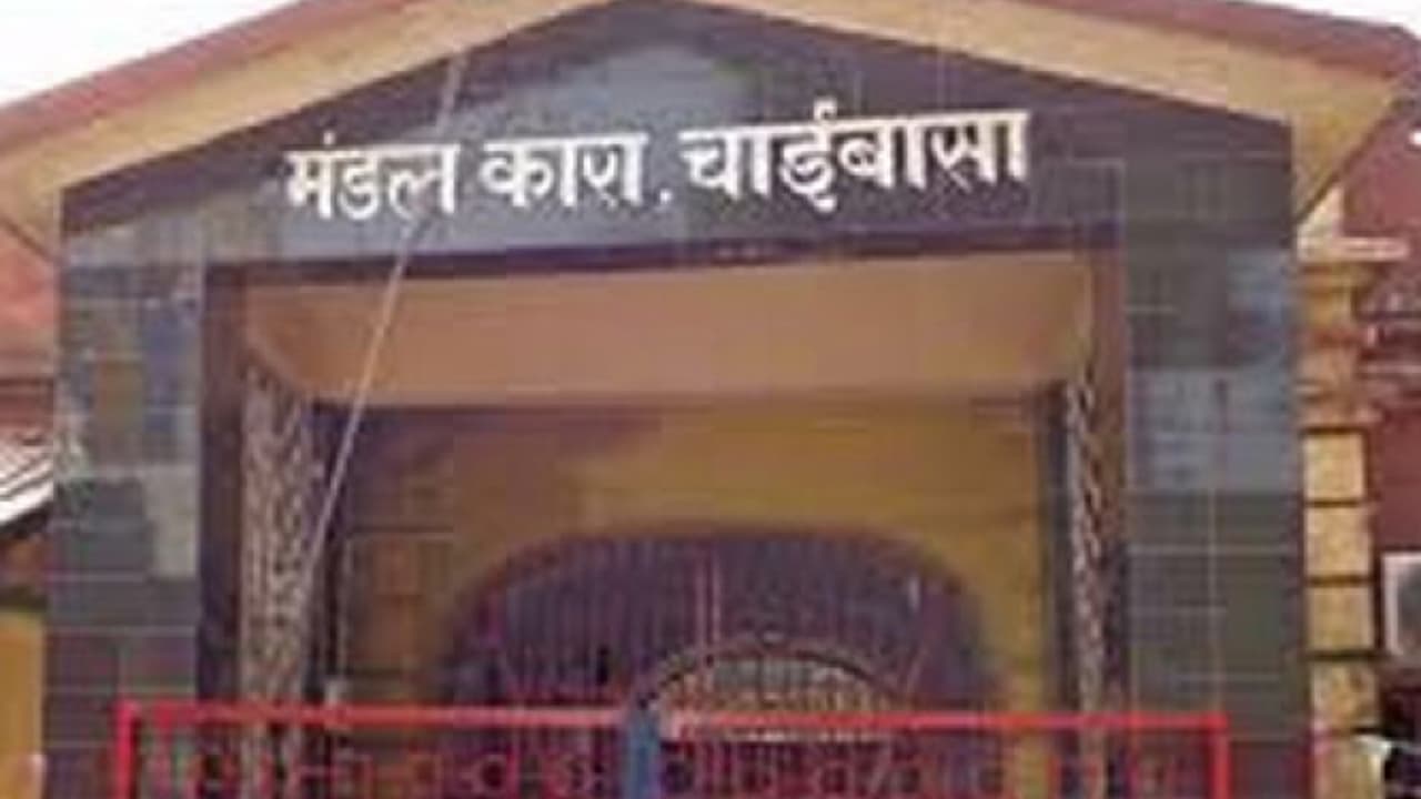 जमीन विवाद में चचेरे भाई, भाभी व तीन बच्चों की हत्या को लेकर चाईबासा जेल में बंद कैदी ने की आत्महत्या