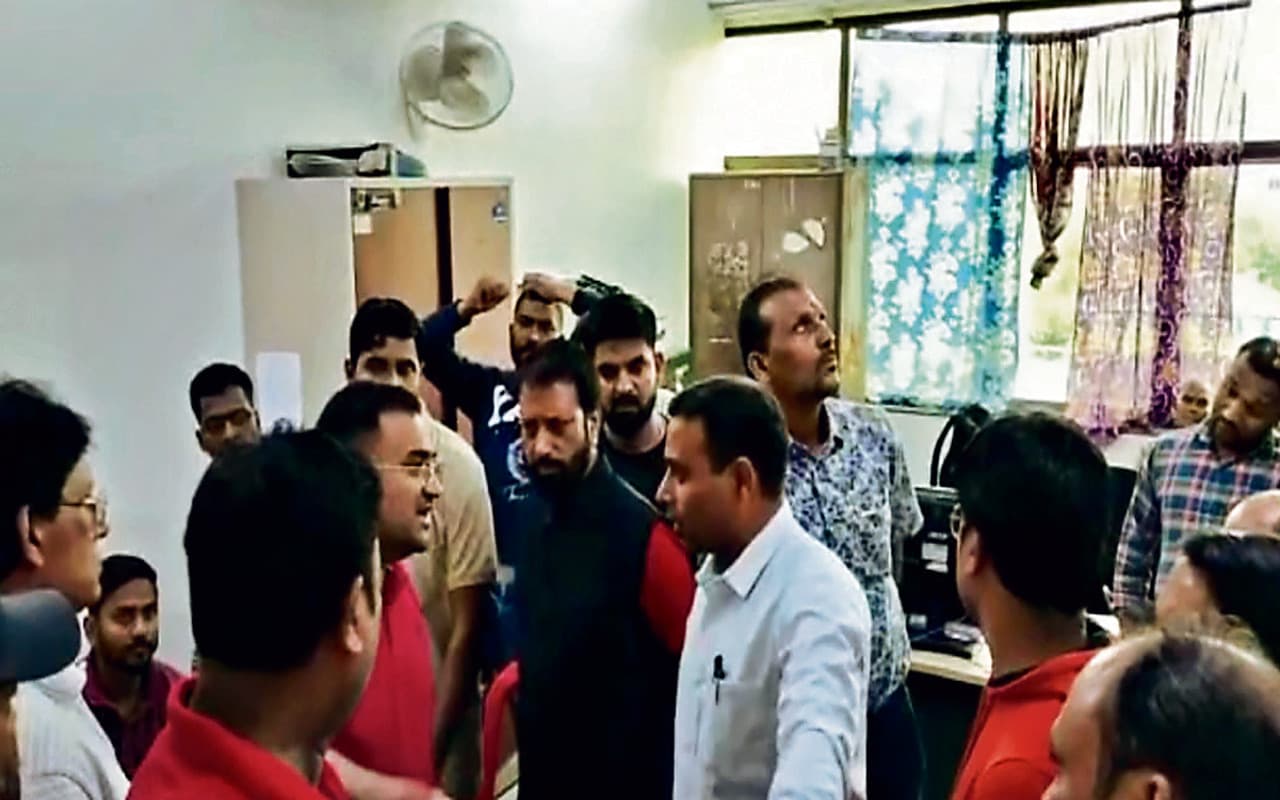 झारखंड : चाईबासा नगर परिषद में टेंडर मैनेज को लेकर हाई वोल्टेज ड्रामा, मंंत्री के करीबी होने का दिखाया धौंस