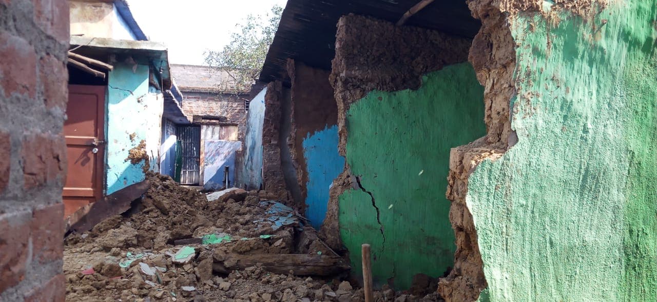 चाईबासा में दीवार ढहने से एक की मौत, दो घायल