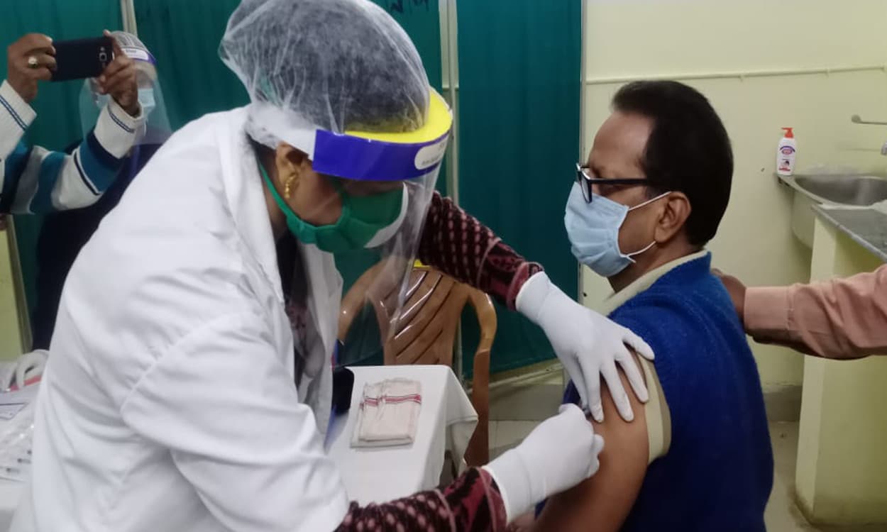 झारखंड में आधे से अधिक चिह्नित हेल्थ वर्कर्स ने नहीं दिखलायी कोरोना वैक्सीन में रुचि, 163 सेंटर में लग रहे हैं टीके