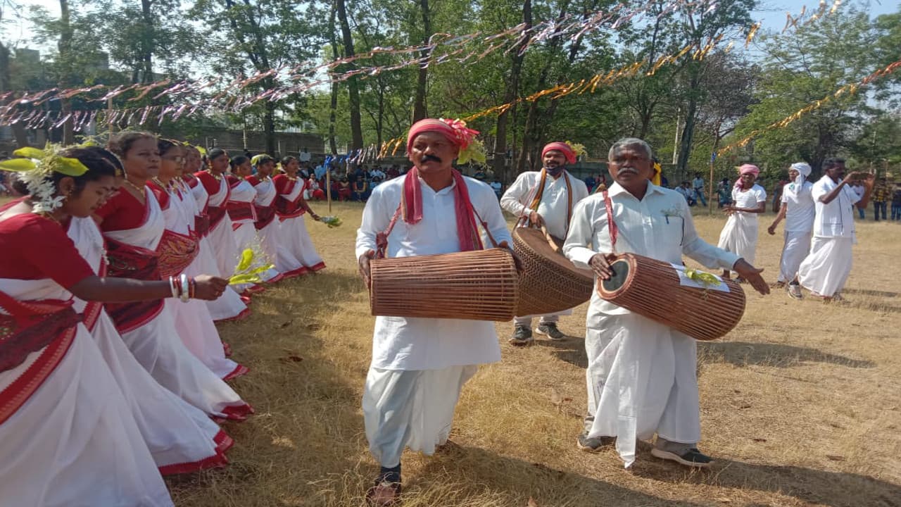 Jharkhand News : सखुआ के फूल और डाली स्थापित कर जमकर थिरके चाईबासा में ग्रामीण, प्राकृतिक सौंदर्यता बरकरार रखने का लिया संकल्प