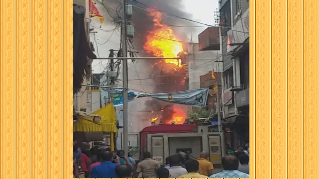 चाईबासा के कपड़ा पट्टी के 2 दुकान में लगी आग, लाखों का हुआ नुकसान