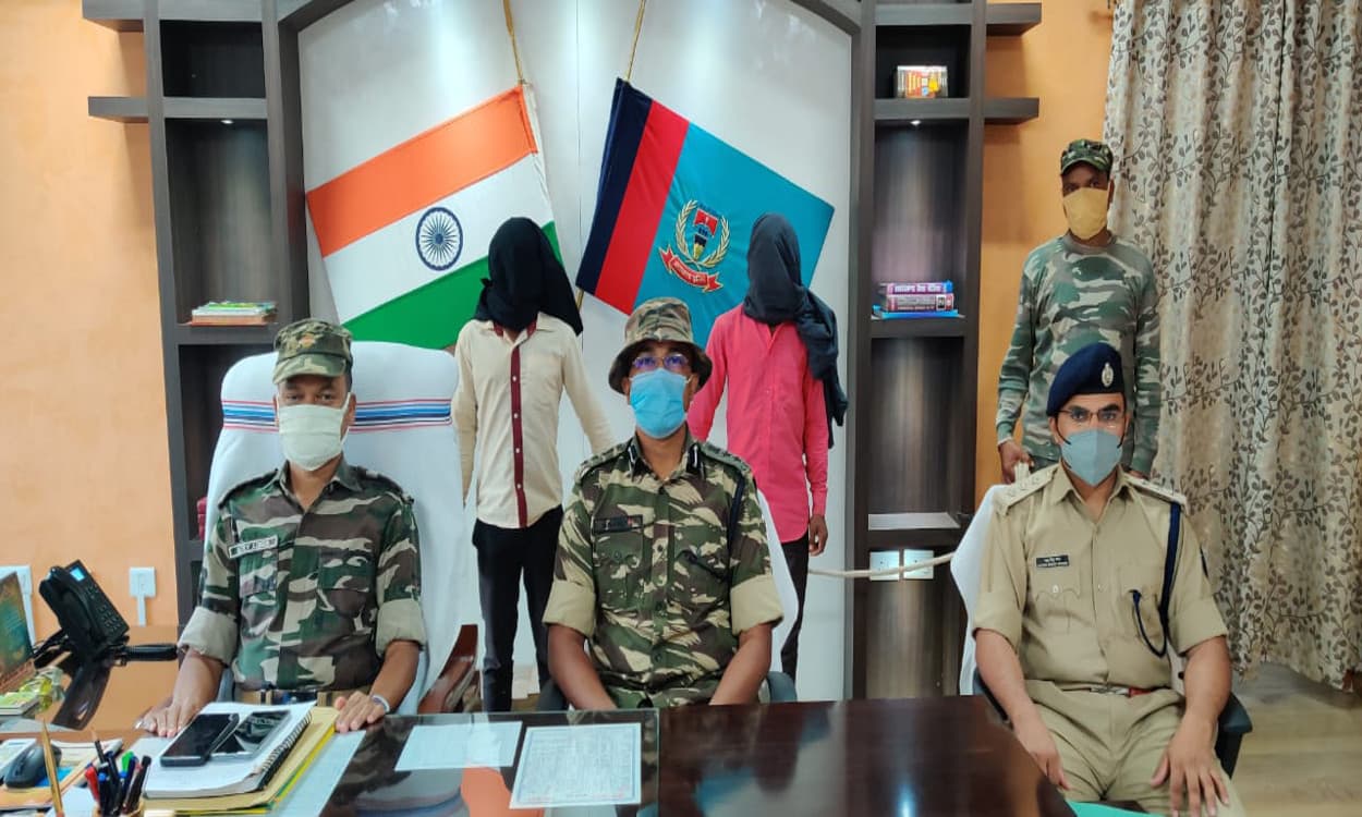 प्रतिबंधित नक्सली संगठन के 2 नाबालिग समेत 4 नक्सली गिरफ्तार, कच्चे रास्ते से 8 केन बम बरामद