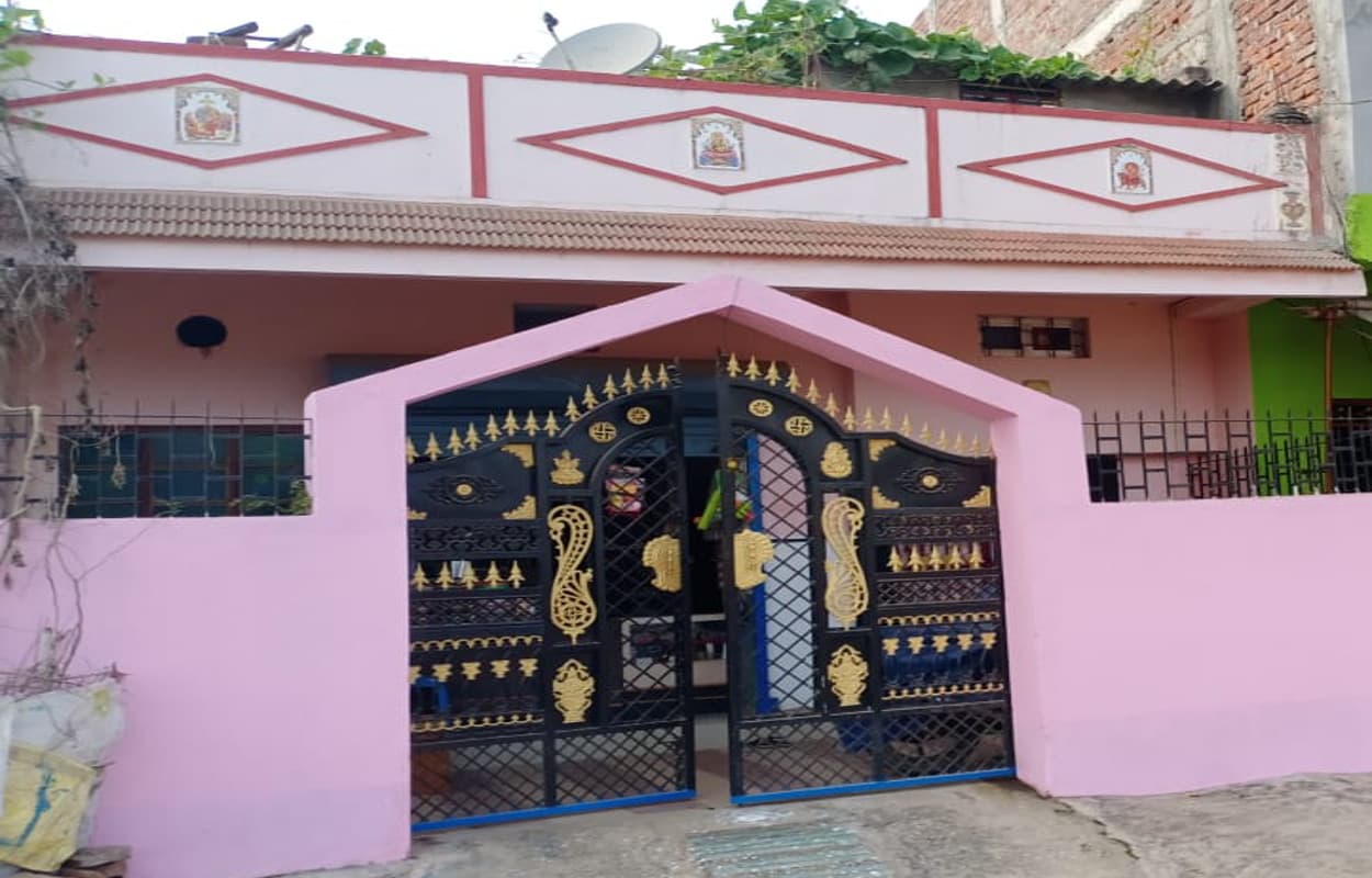 पीएम आवास योजना के तहत बने घरों के अंदर चाईबासा में धड़ल्ले से चल रहे दुकान, सिटी मैनेजर ने लिया संज्ञान