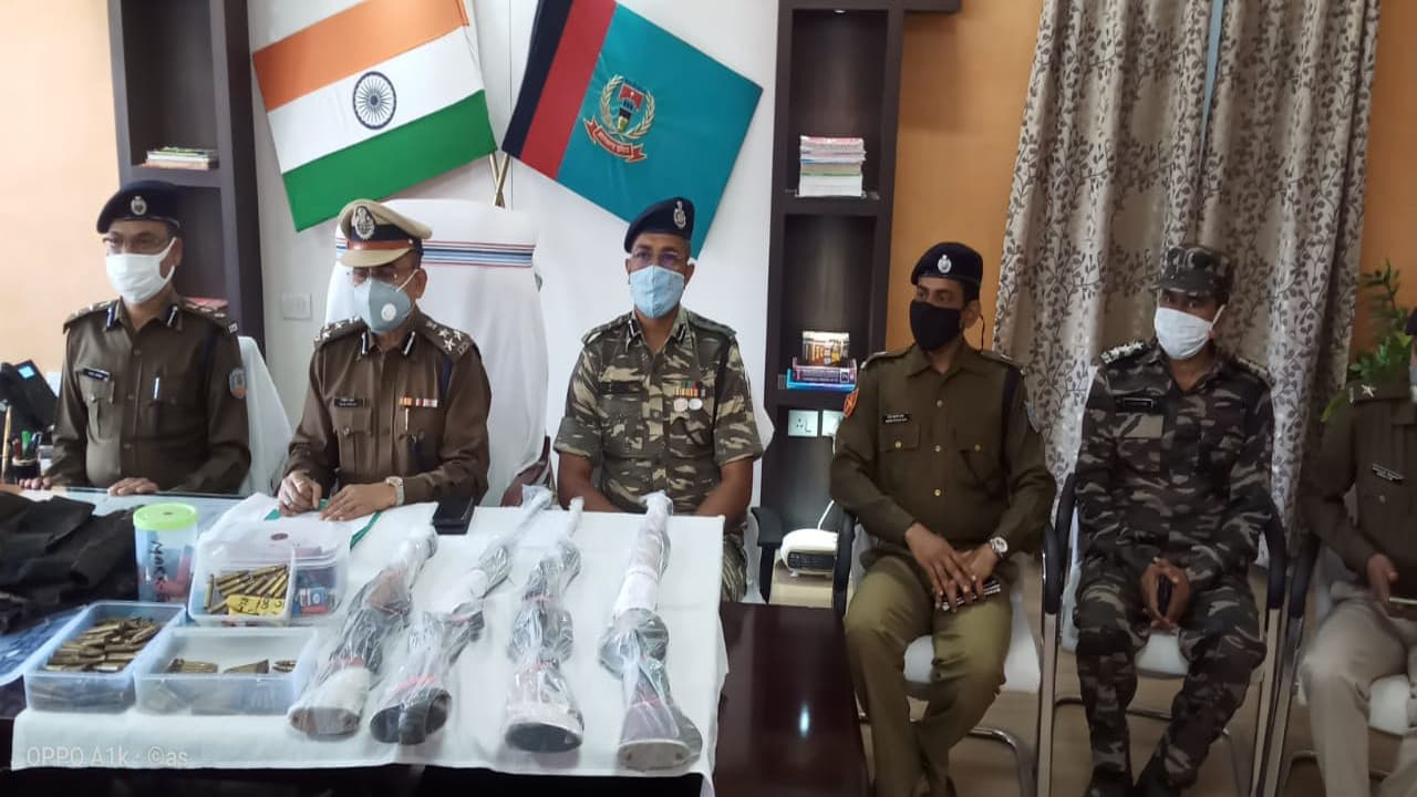 Jharkhand Crime News : इनामी सरेंडर नक्सली जीवन कुंडलना की निशानदेही पर रायफल समेत विस्फोटक बरामद, पूरे राज्य में 77 केस है दर्ज