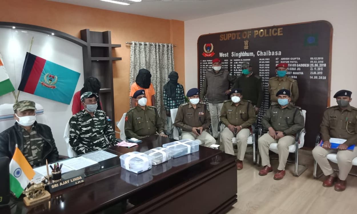 चक्रधरपुर के केरा गांव से 3 नक्सली गिरफ्तार, देसी कट्टा, मोबाइल समेत कई अन्य सामग्री जब्त