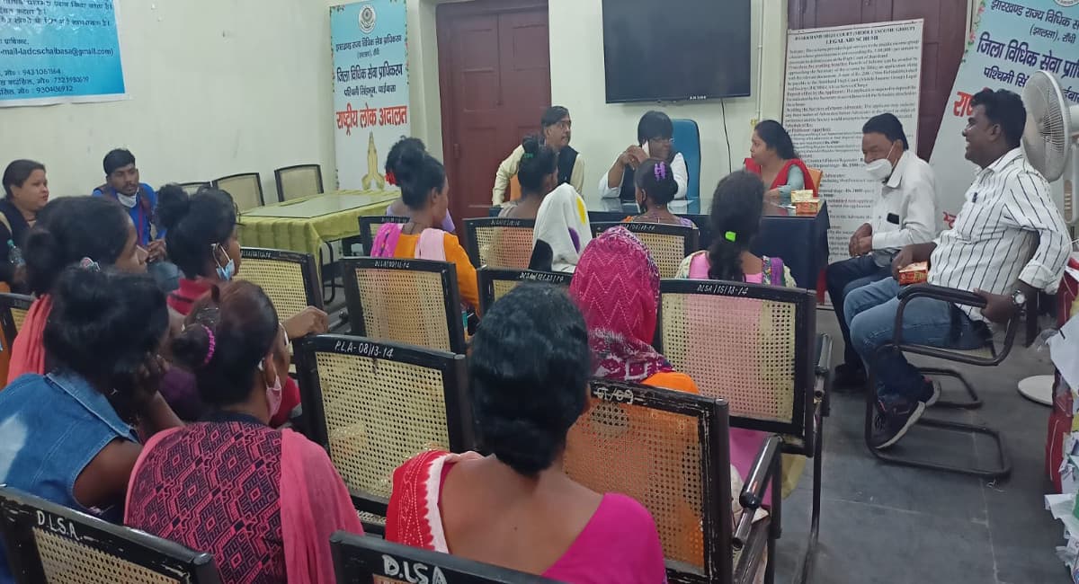 आंध्र प्रदेश से रेस्क्यू कर 15 युवती पहुंची चाईबासा, बीमारी में भी कंपनी लेता था काम, पीड़िता ने सुनायी आपबीती