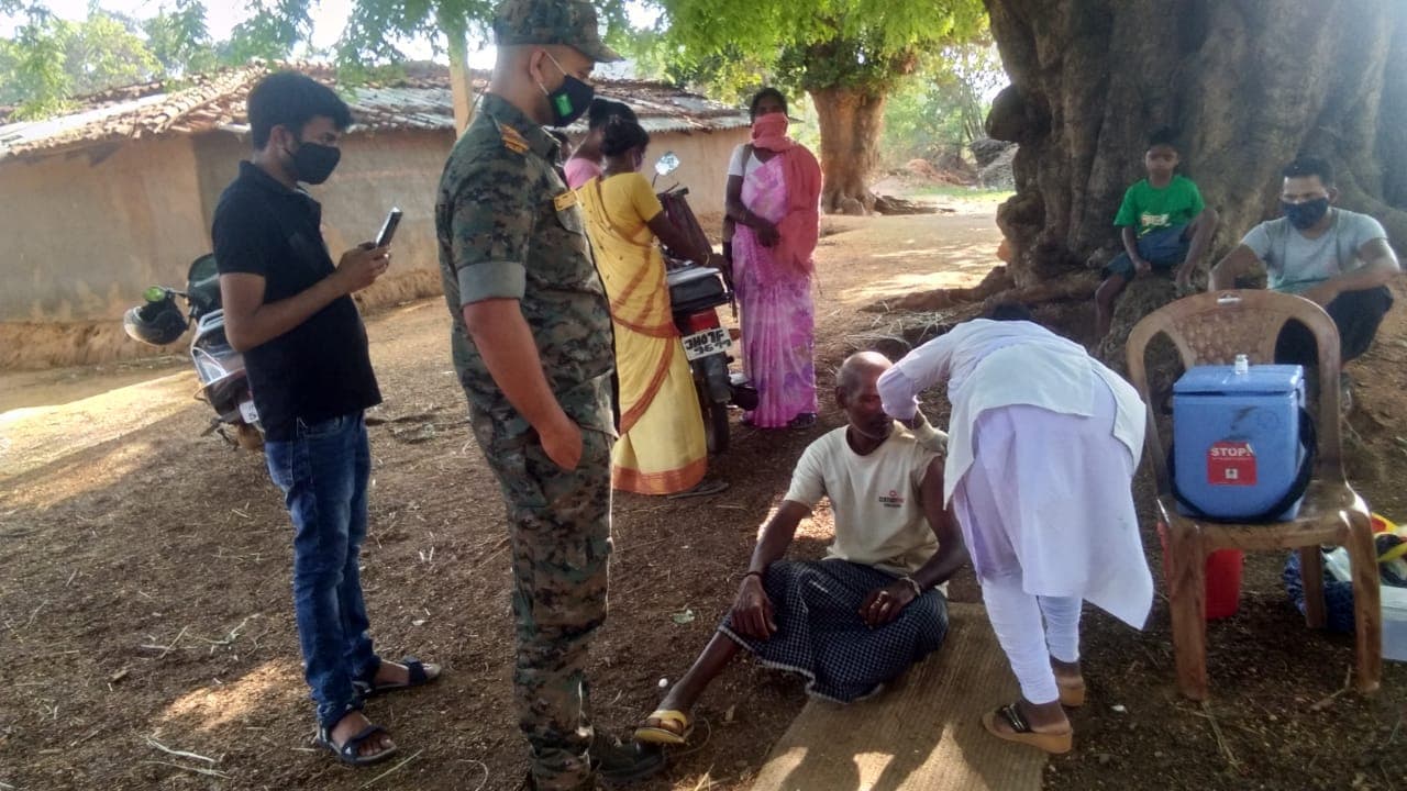 प्रभात खबर इंपैक्ट : गुमला के चैनपुर में कल तक ग्रामीण कर रहे थे विरोध, आज पेड़ के नीचे बोरा बिछाकर लगाया कोरोना वैक्सीनेशन कैंप