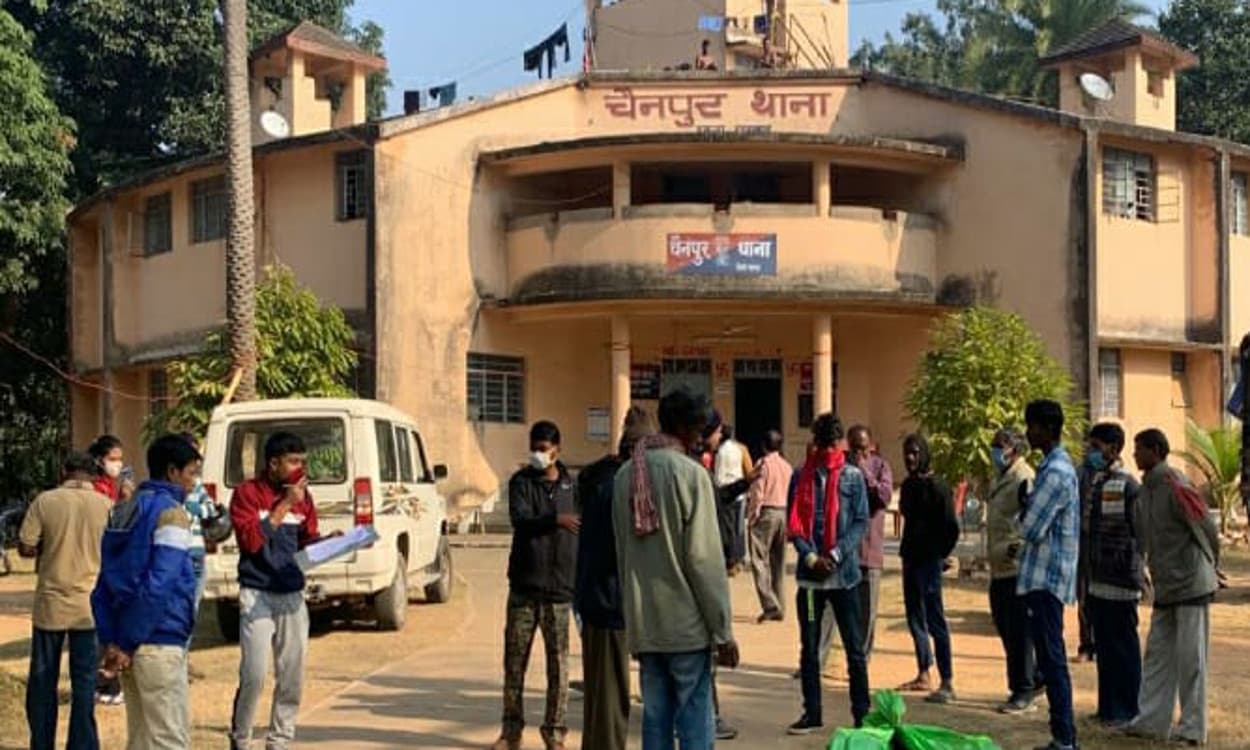 डेढ़ माह पहले अगवा हुए चैनपुर के आनंद का नरकंकाल पेड़ पर लटकता मिला, ग्रामीणों में आक्रोश डेढ़ माह पहले अगवा हुए चैनपुर के आनंद का नरकंकाल पेड़ पर लटकता मिला, ग्रामीणों में आक्रोश