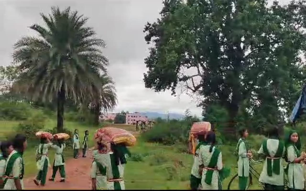 PHOTOS : गुमला के चैनपुर में स्कूली छात्राओं से ढुलाई गयी चावल की बोरी, वीडियो हुआ वायरल