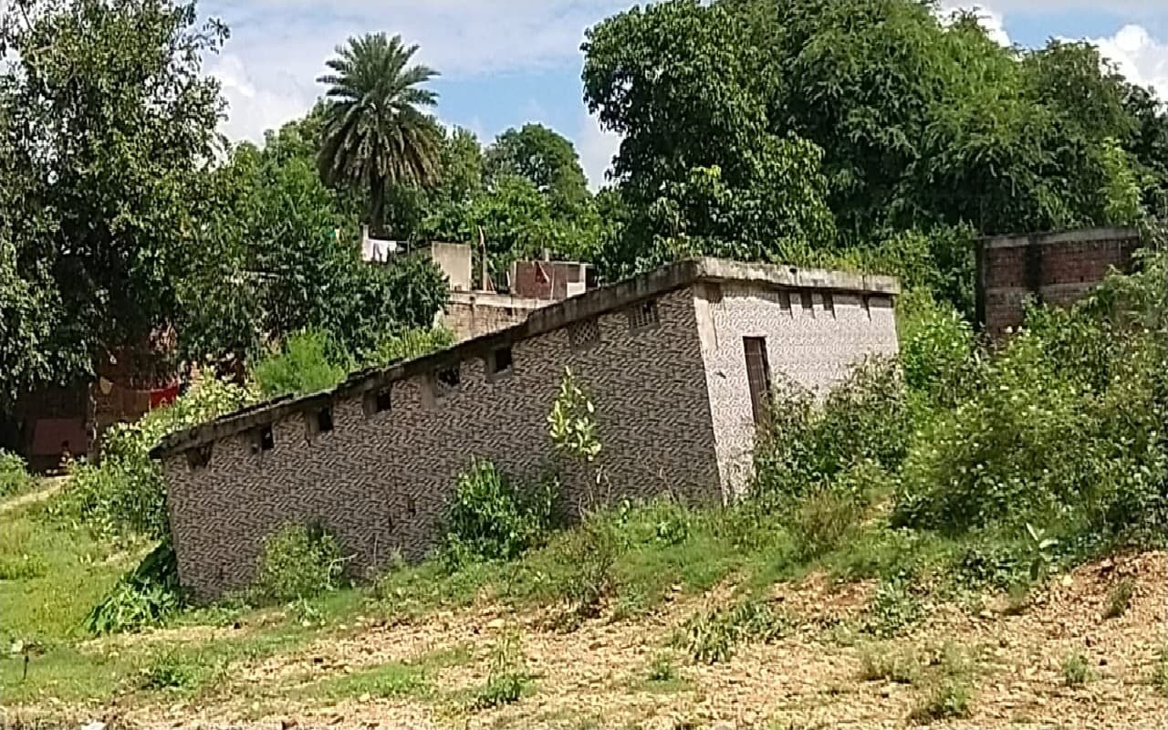 पश्चिमी सिंहभूम के चक्रधरपुर के 10 सामुदायिक शौचालय में 9 पर लटके ताले, 27 लाख रुपये का एक शौचालय ध्वस्त