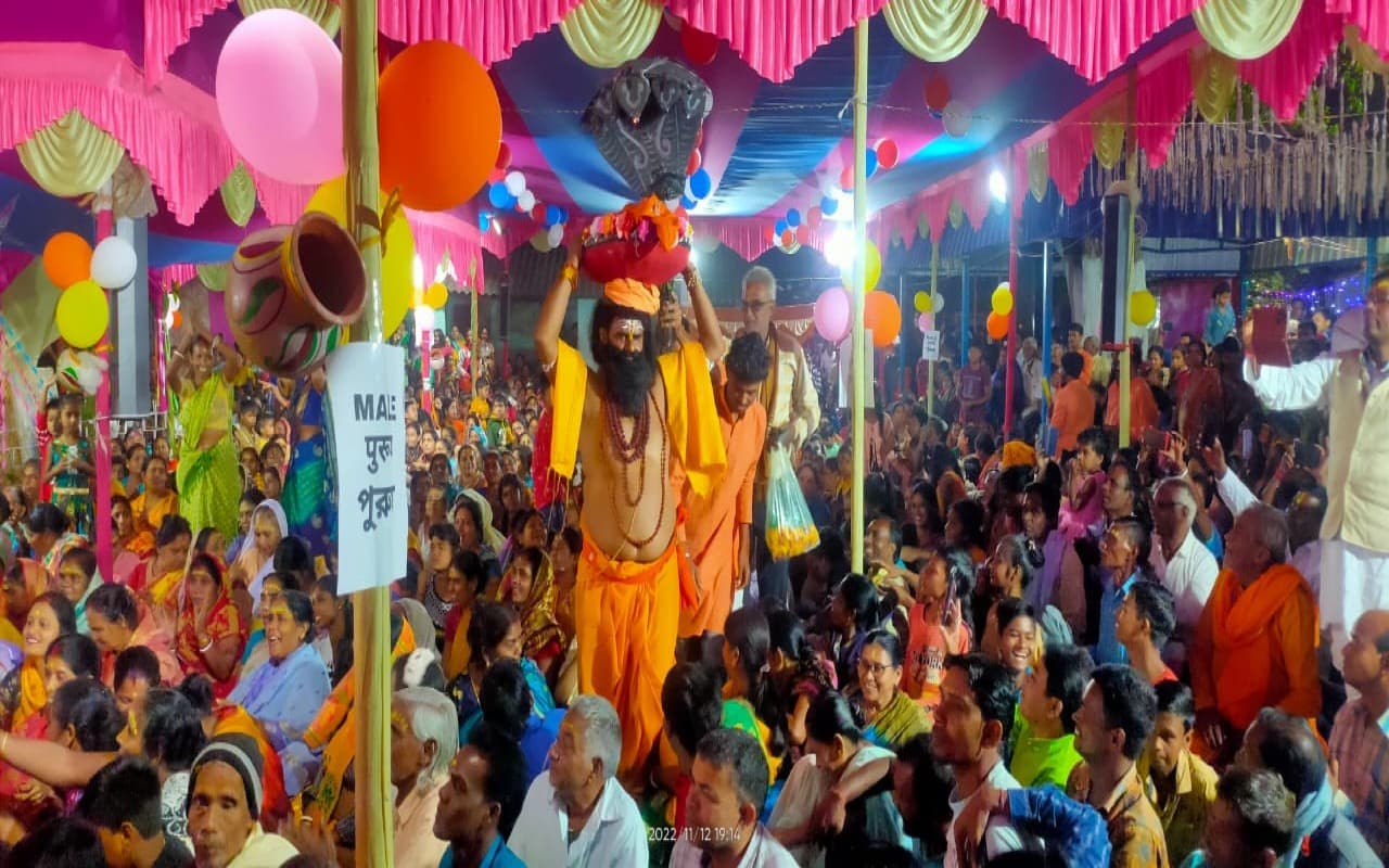 Jharkhand: चाकुलिया में हो रहे श्रीमद्भागवत कथा आयोजन में हुआ कृष्ण जन्मोत्सव, निकली भव्य झांकी