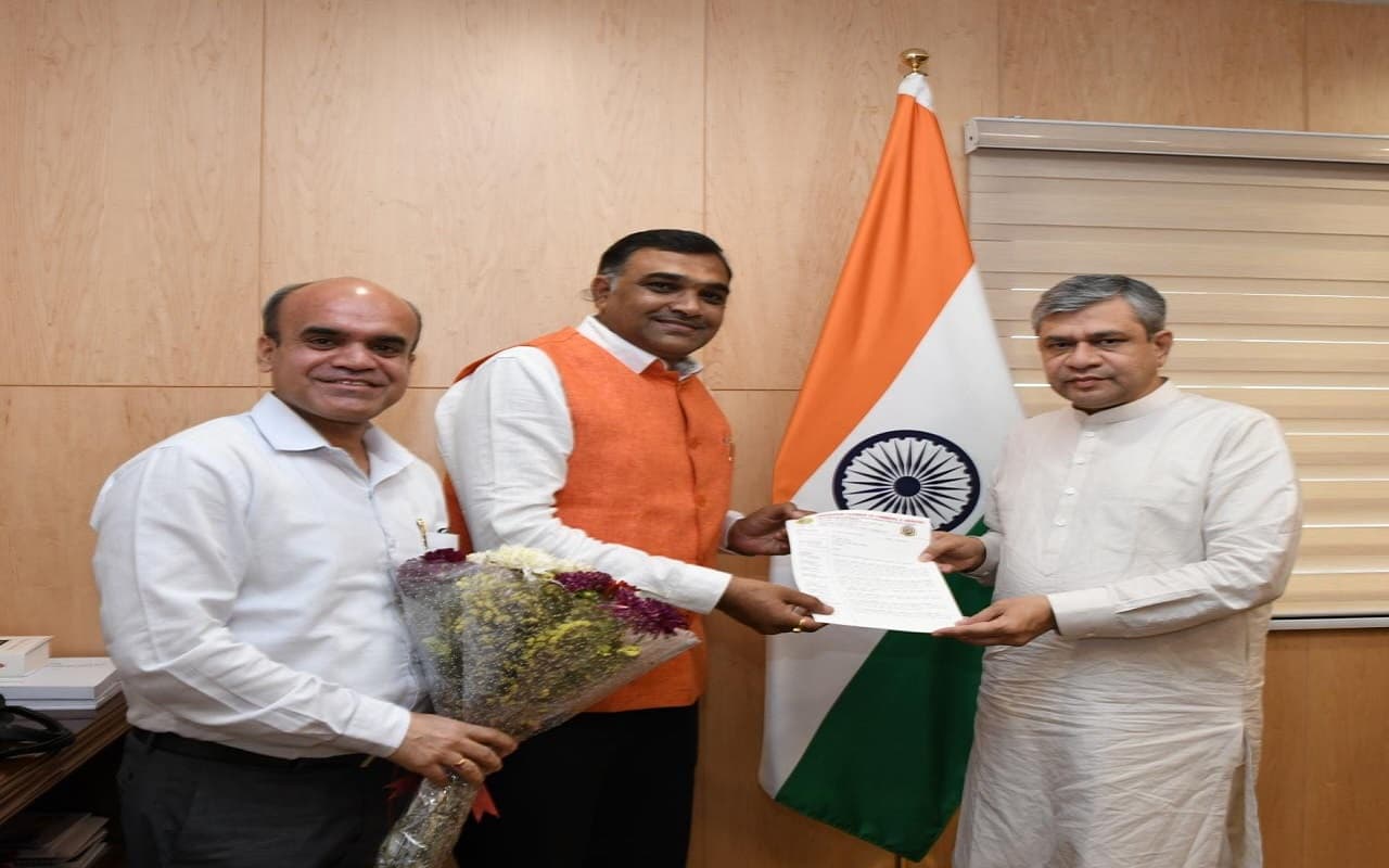 रेल मंत्री अश्विनी वैष्णव से मिले चेंबर के अधिकारी, टाटा से जयपुर सीधी रेल सेवा शुरू किए जाने का मिला आश्वासन