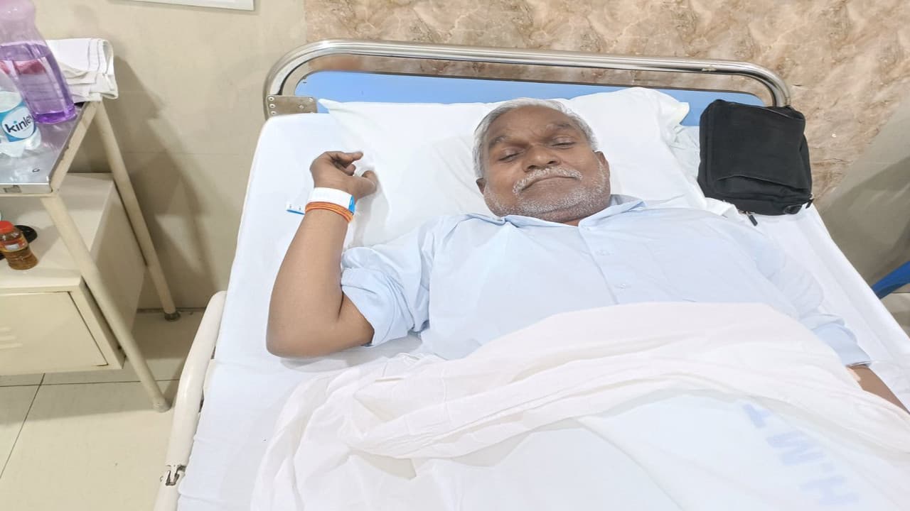 झारखंड के आदिवासी कल्याण मंत्री चंपई सोरेन को TMH से मिली छुट्टी, आराम करने की सलाह, लू लगने से थे बीमार झारखंड के आदिवासी कल्याण मंत्री चंपई सोरेन को TMH से मिली छुट्टी, आराम करने की सलाह, लू लगने से थे बीमार