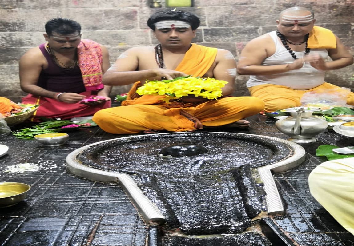 Sawan 2020 : सावन के 18वें दिन बाबा बैद्यनाथ की चंदन भारद्वाज ने षोडशोपचार विधि से की पूजा अर्चना