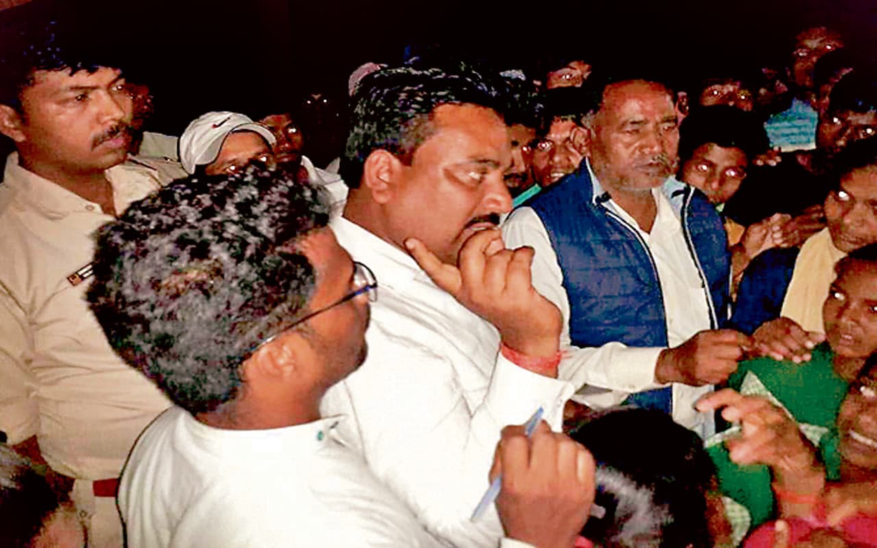 बोकारो के चंदनकियारी में छात्रा को डांटने पर हेडमास्टर को बंधक बनाकर पीटा, विरोध में सड़क जाम