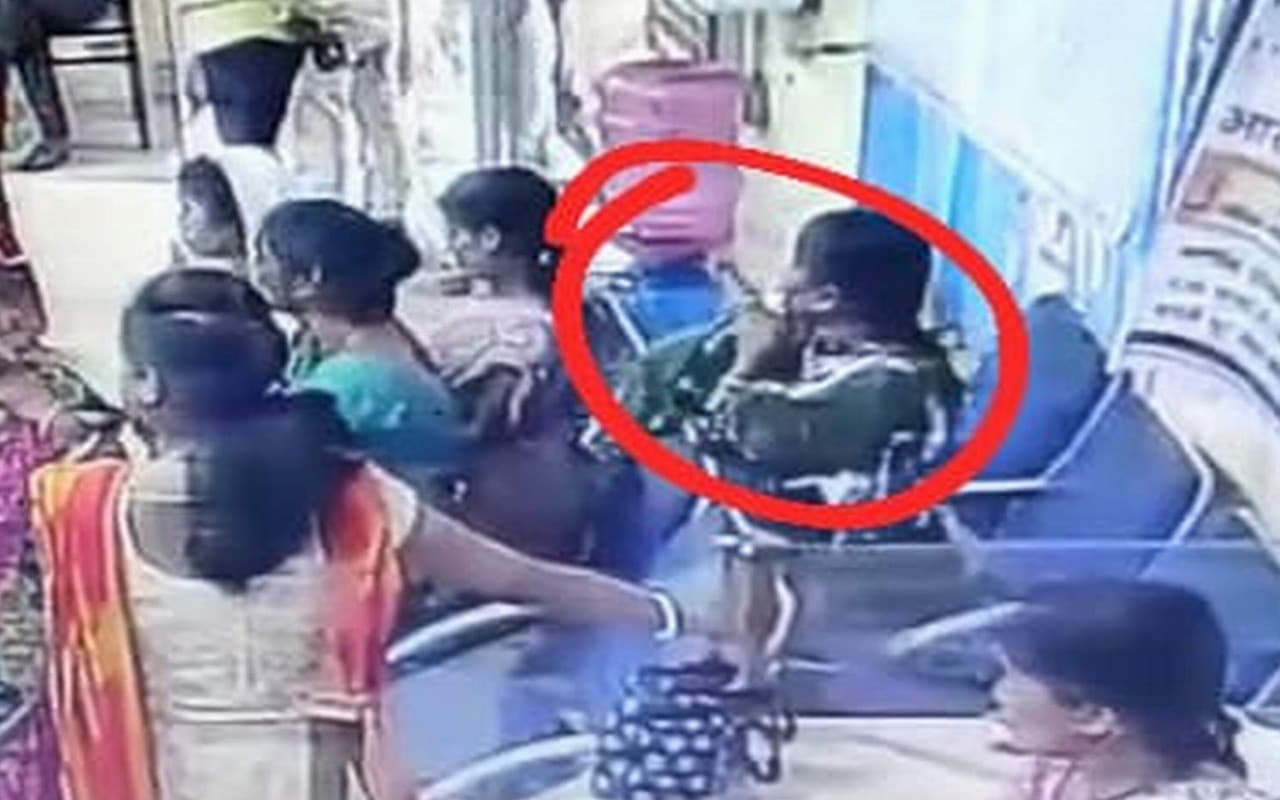 बोकारो : एसबीआई की चंदनकियारी शाखा से 1.81 लाख रुपये लेकर महिला फरार, सीसीटीवी फुटेज खंगालने में जुटी पुलिस