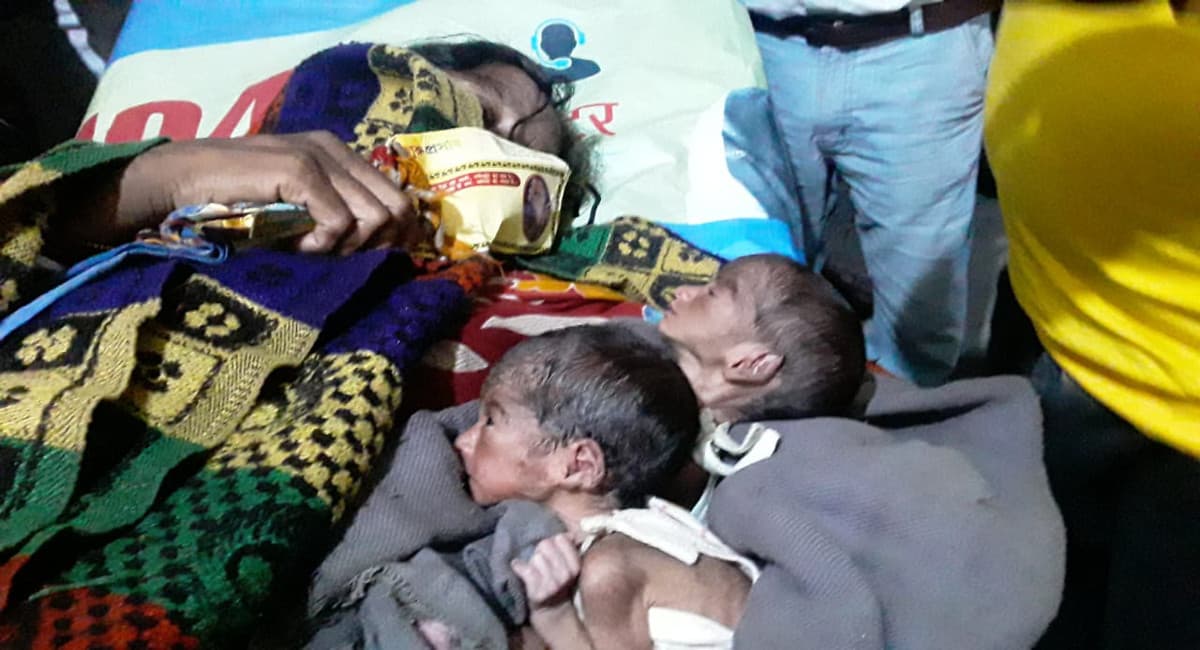 सरायकेला के चांडिल बाजार में दो नवजात को लेकर सड़क पर बैठी थी मानसिक बीमार महिला,लोगों ने दिया मानवता का परिचय