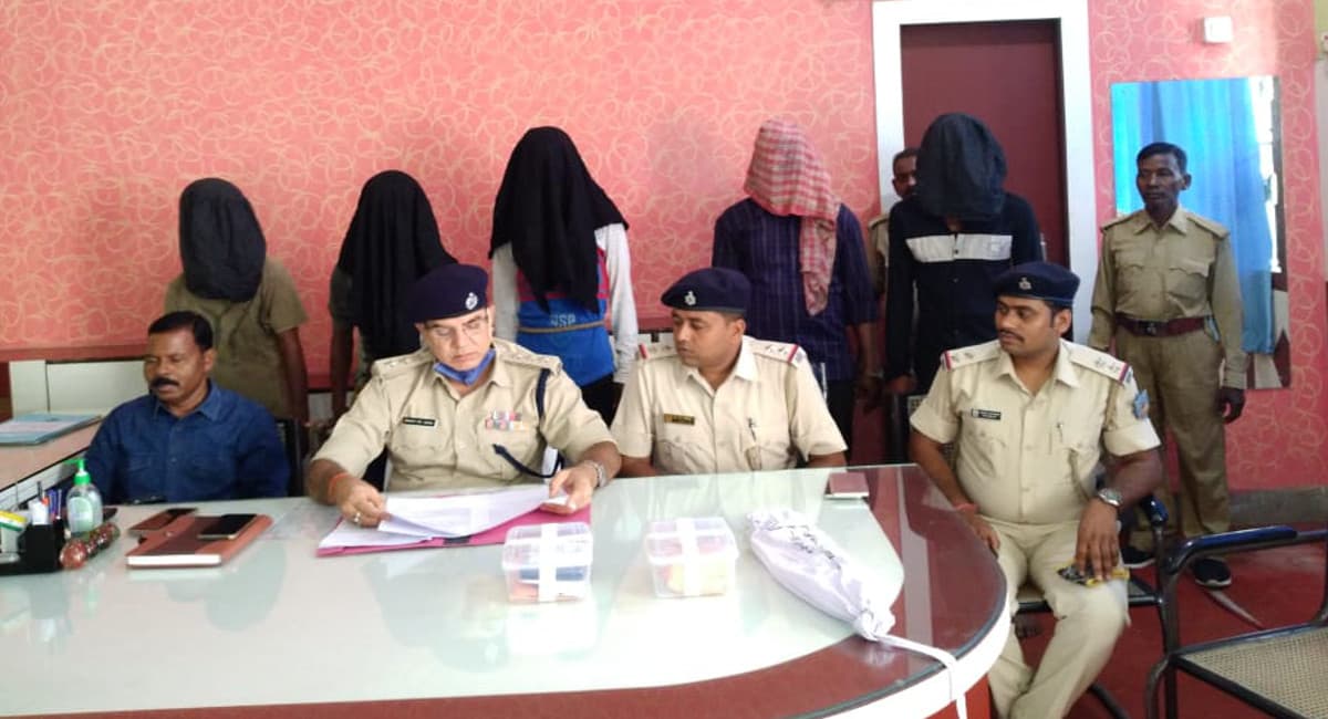 सरायकेला के चांडिल में गाजर लदे पिकअप वैन लूट मामले में 5 आराेपियों की हुई गिरफ्तारी, जानें इसका बंगाल कनेक्शन