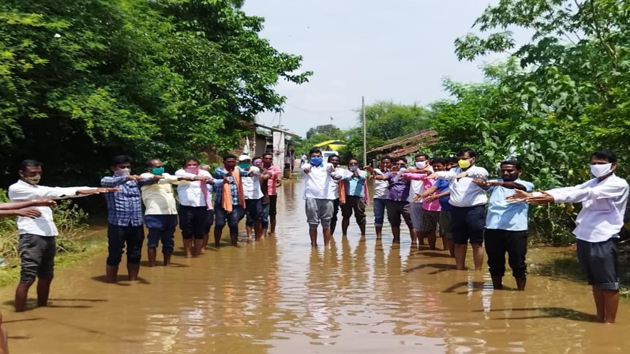 चांडिल डैम के विस्थापित ग्रामीणों ने किया जल सत्याग्रह, सांसद संजय सेठ बोले- 40 साल से न्याय के लिए तरस रहे हैं यहां के विस्थापित