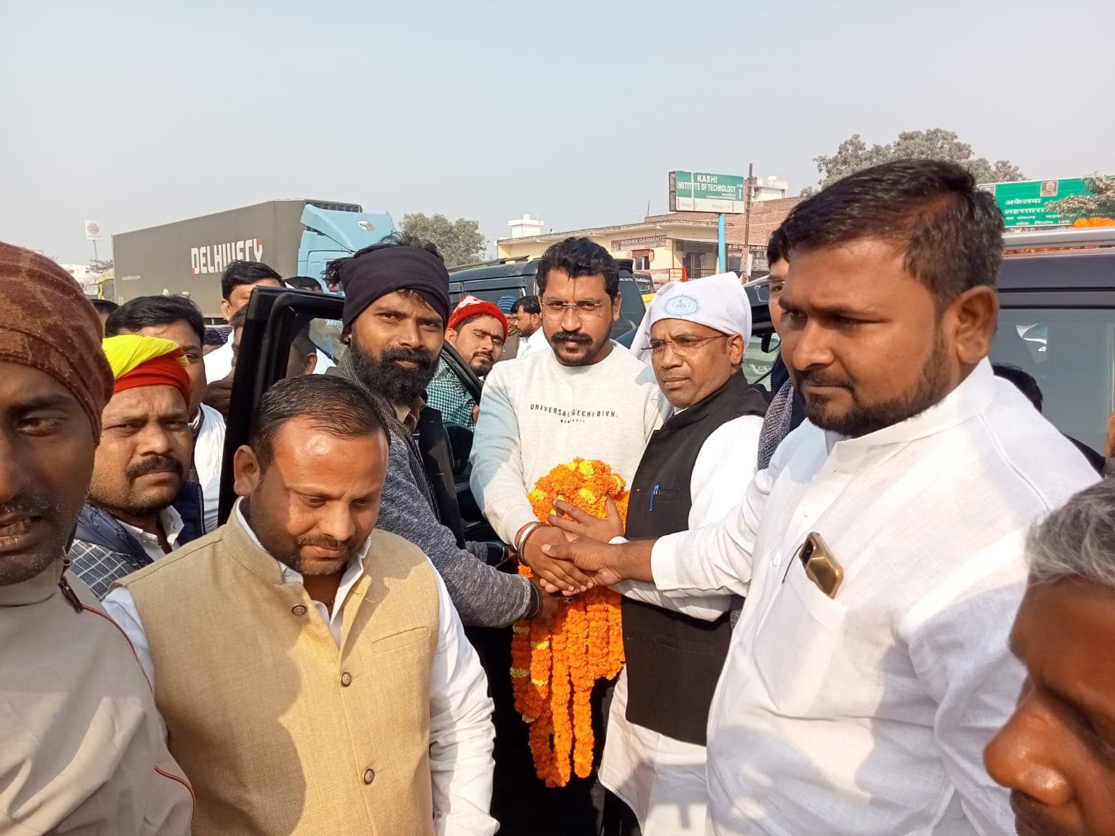 Varanasi News: भीम आर्मी चीफ चंद्रशेखर ने रविदास मंदिर पर माथा टेक बोले- BJP के अखंड भारत में बहुजन समाज नहीं