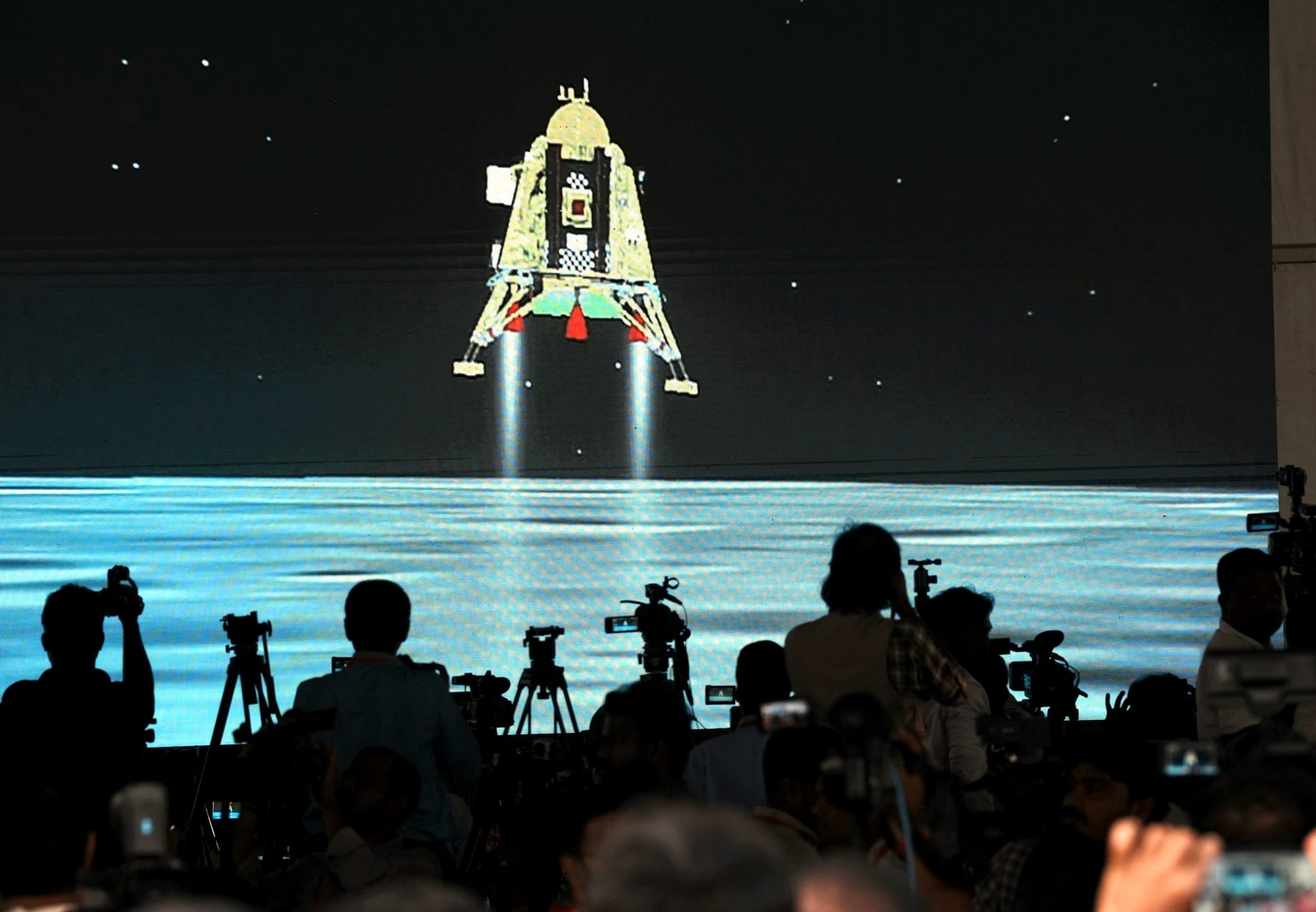 Chandrayaan 3: चंद्रयान-3 की सफल लैंडिंग के बाद देशभर में खुशियों की लहर, इसरो को मिल रही बधाई