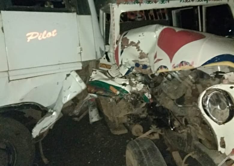 लातेहार के चंदवा में बारातियों को ले जा रहे दो वाहनों में हुई टक्कर