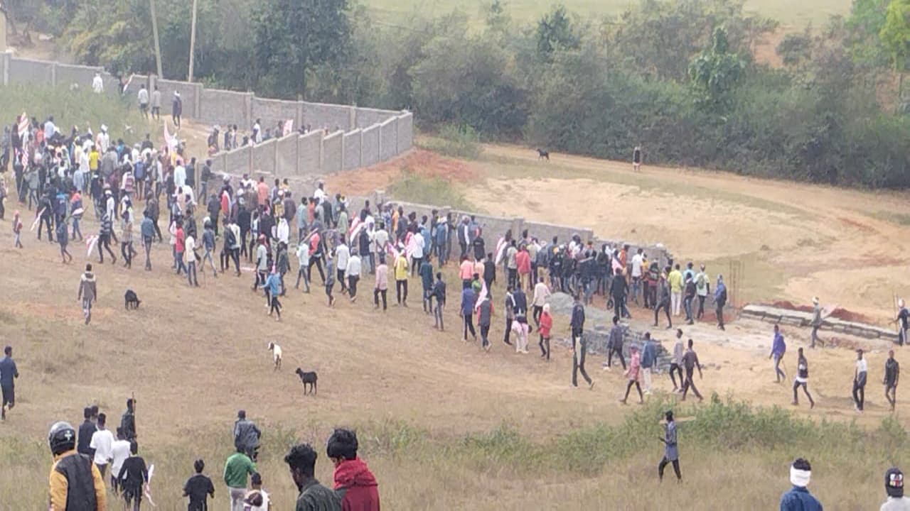 चान्हो में एकलव्य विद्यालय की बाउंड्री गिराने के मामले में 33 नामजद सहित एक हजार अज्ञात के खिलाफ FIR