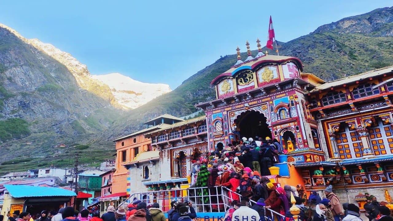 Char Dham Yatra 2022: ऋषिकेश में रजिस्ट्रेशन के लिए उमड़ा श्रद्धालुओं का सैलाब, धंधेबाजों पर कड़ा एक्शन