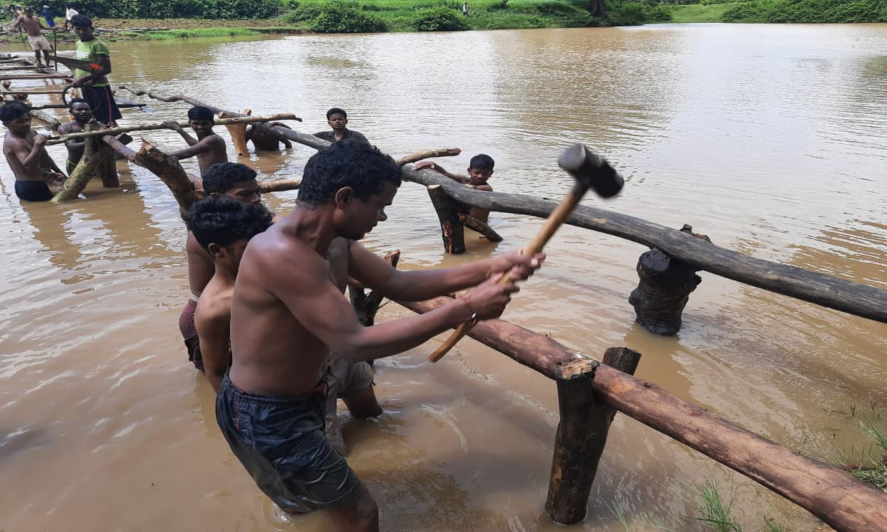 Flood in Bihar: बरसात के दिनों में बार-बार बह जाता है पुल, चंदा लगाकर ग्रामीण बनाते हैं चचरी पुल