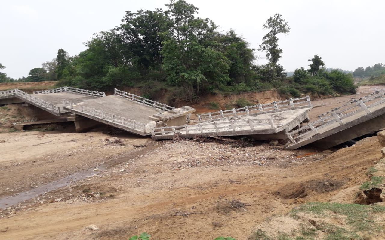 झारखंड के गुमला में 7 साल पहले चरकाटोली नदी पर बना पुल हुआ था ध्वस्त, नहीं हुई कार्रवाई, कौन जिम्मेवार?