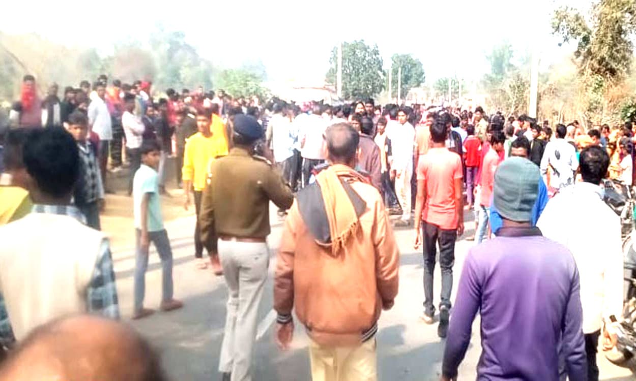 Jharkhand News : हंटरगंज में सड़क जाम कर रहे ग्रामीणों के साथ झड़प, पुलिस को करनी पड़ी हवाई फायरिंग