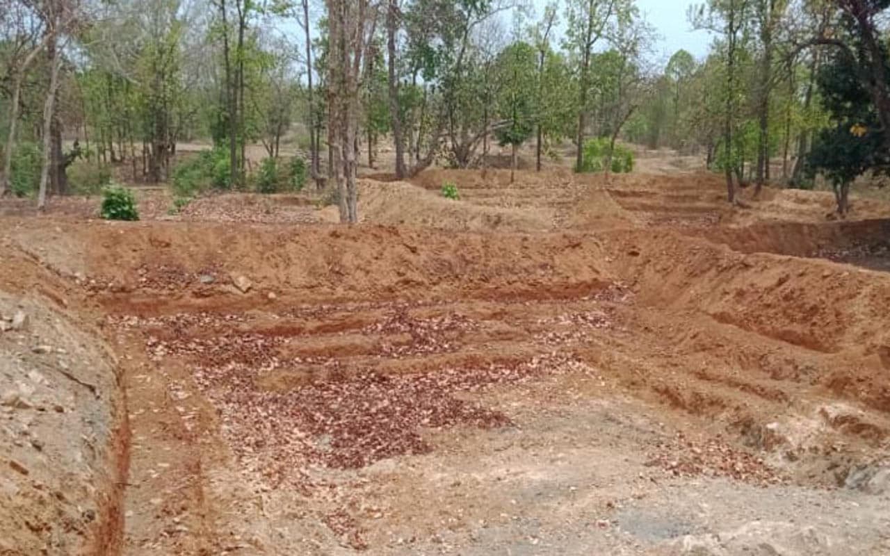 झारखंड : चतरा के मंझगांवा में जेसीबी से डोभा की खुदाई, फर्जी मजदूर दिखा कर राशि की निकासी