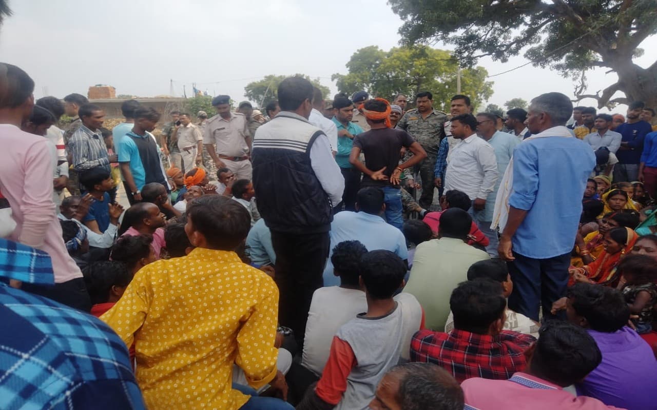 चतरा में पुलिस और ग्रामीणों के बीच झड़प, एएसआई को लोगों ने जमकर पीटा