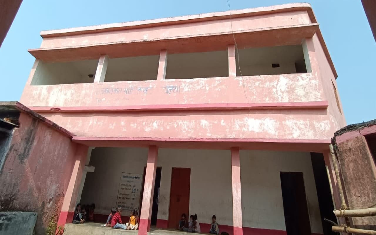 चतरा जिले में है ऐसा सरकारी स्कूल, जहां की 200 छात्राएं पढ़ाई छोड़ शौच के लिए जाती हैं घर