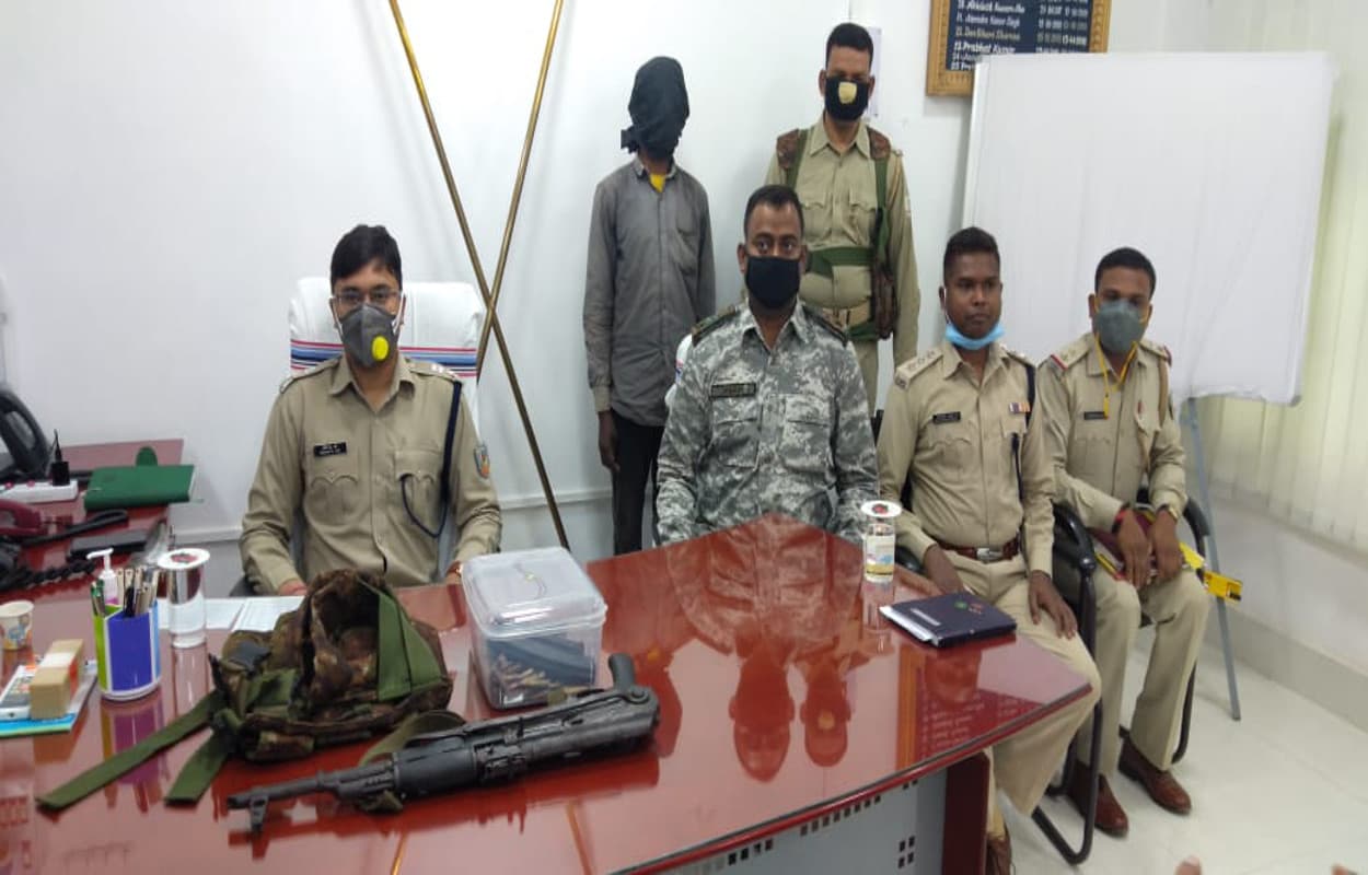 चतरा में कमांडर ननकू गिरफ्तार, एके- 47 राइफल समेत 130 कारतूस बरामद