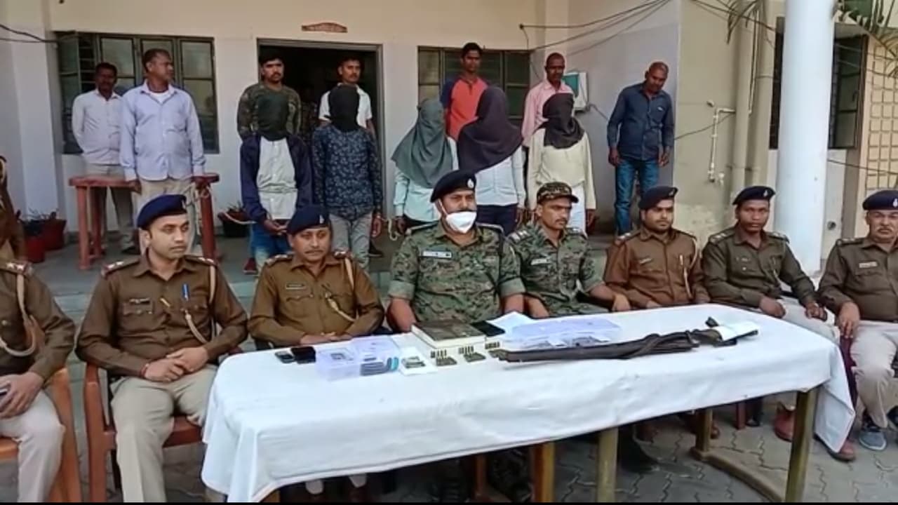 Jharkhand Naxal News : चतरा में TSPC के सबजोनल कमांडर पुलिस से लूटे हथियार के साथ गिरफ्तार, कई असलहे भी बरामद