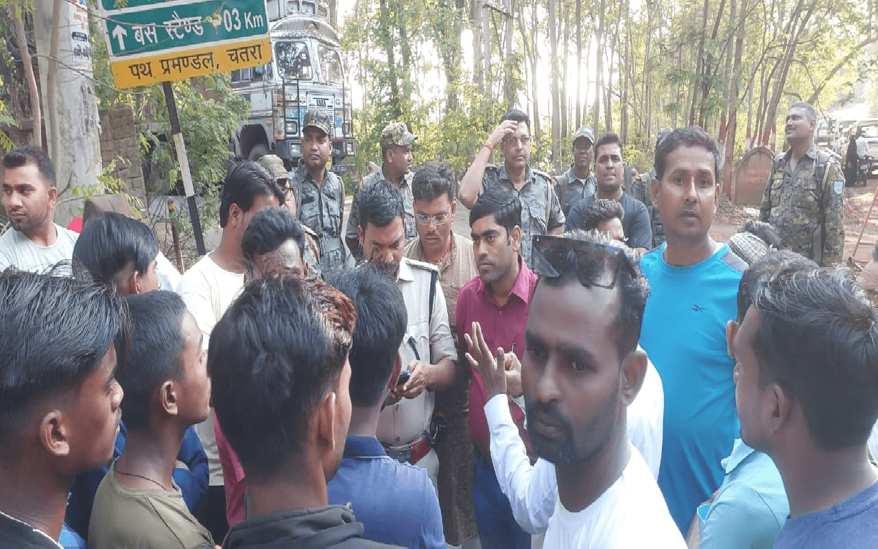 चतरा में हाइवा की चपेट में आने से साइकिल सवार की मौत, ग्रामीणों ने किया सड़क जाम