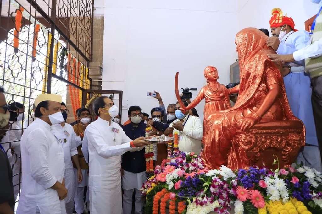 छत्रपति शिवाजी महाराज को  श्रद्धांजलि देने शिवनेरी किला पहुंचे उद्धव ठाकरे, कहा- भीड़भाड़ नहीं करें
