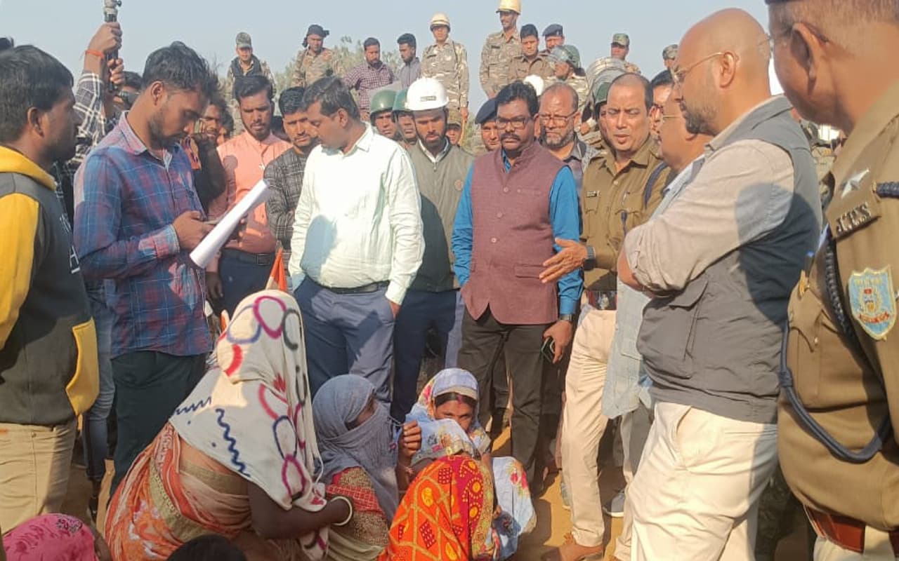 Jharkhand News: रैयतों के विरोध के कारण हजारीबाग के चट्टीबारियातू परियोजना से कोयला ढुलाई ठप, खाली लौटे वाहन