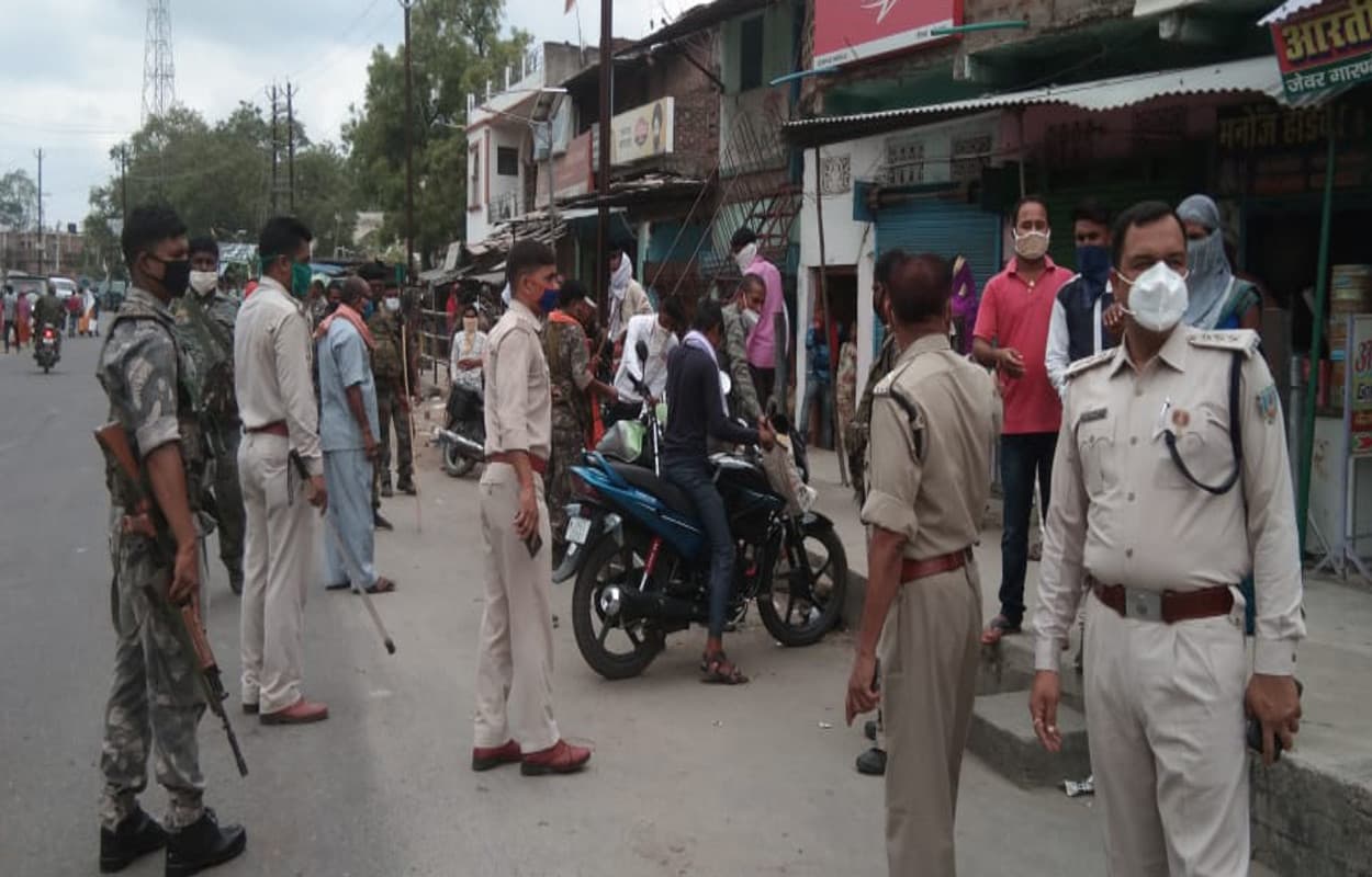 छतरपुर में बिना मास्क व हेलमेट पहने बाइक चलाने वालों पर कार्रवाई, सोशल डिस्टैंसिंग का पालन नहीं करने पर दुकानदार को नोटिस