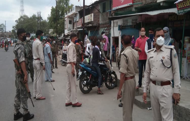 छतरपुर में बिना मास्क व हेलमेट पहने बाइक चलाने वालों पर कार्रवाई, सोशल डिस्टैंसिंग का पालन नहीं करने पर दुकानदार को नोटिस