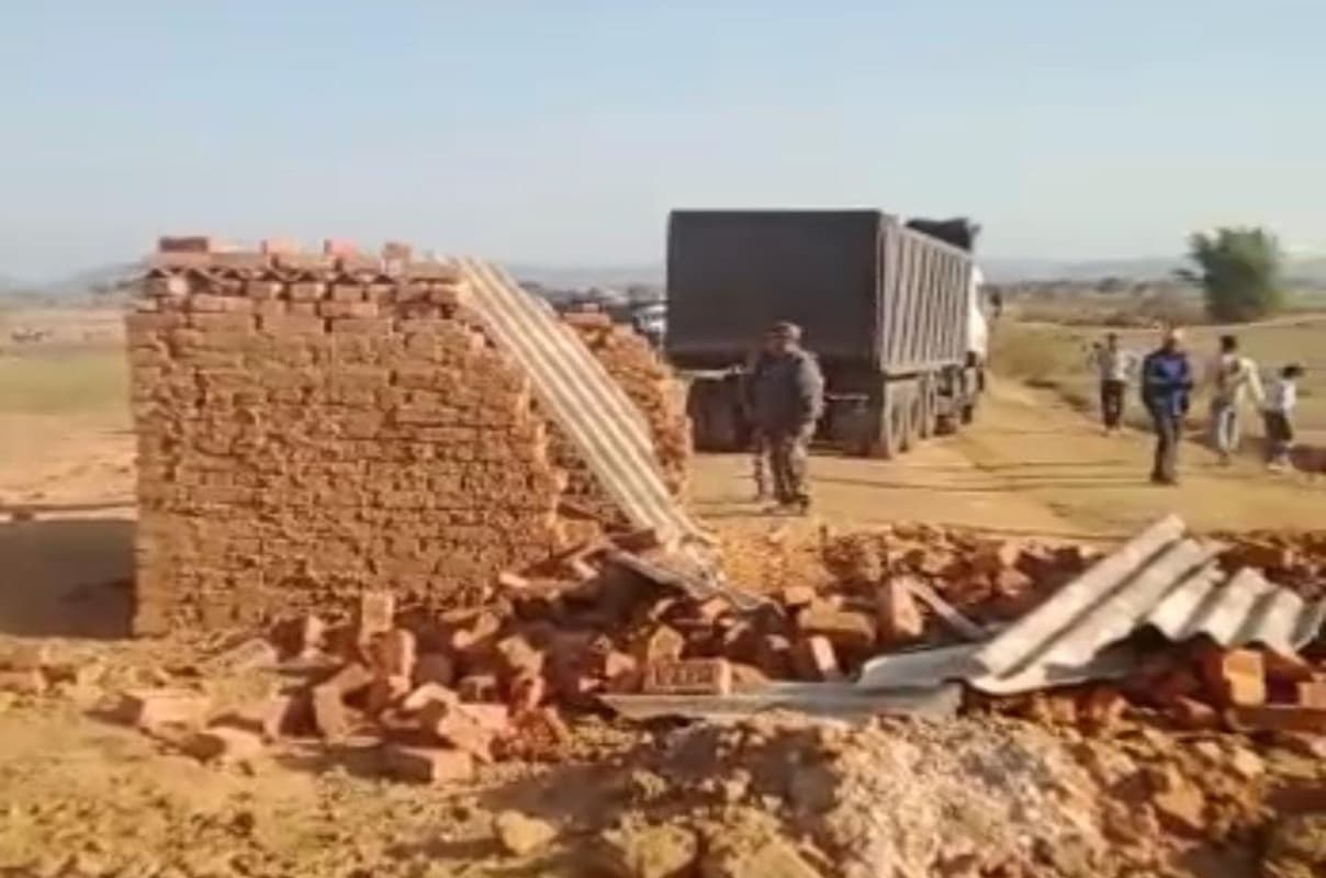 हजारीबाग के केरेडारी में घर तोड़ने के विरोध में सड़क पर उतरे रैयत, ट्रांसपोर्ट वाहनों को रोका