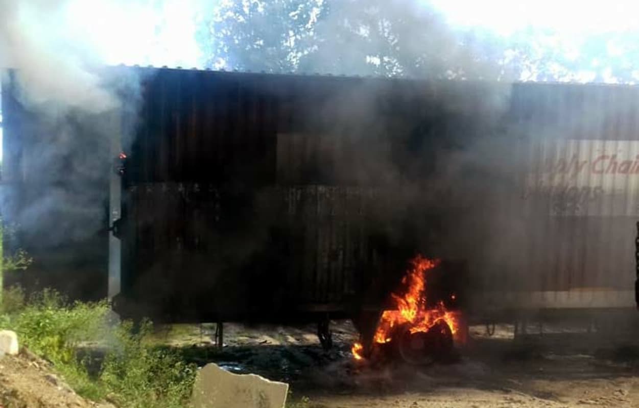 Jharkhand News: ड्राइवर के गेट खोलते ही बाइक लदे कंटेनर में लगी आग, करंट लगने से चालक की मौत