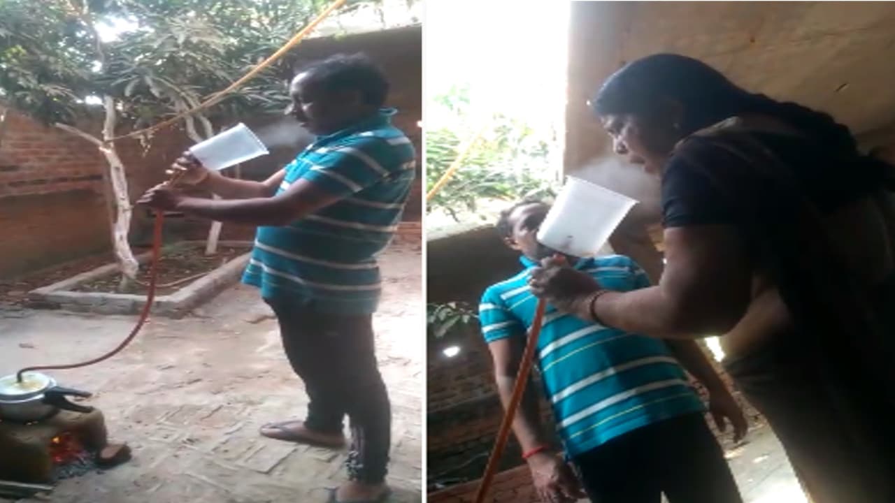 चौपारण के पारा शिक्षक मुन्नू के कुकर से स्टीम लेने के तरीके का वीडियो हो रहा है वायरल, खूब मिल रही वाहवाही