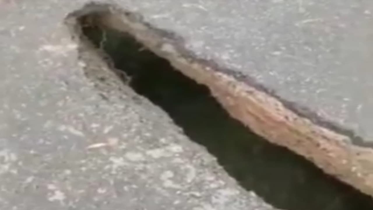 Jharkhand Weather Update News : मानसून की पहली बारिश ने हजारीबाग के चौपारण में विकास योजनाओं की खोली पोल, एक साल में ही गड्ढे में तब्दील होने लगी  सड़क, दरारें भी दिखने लगे