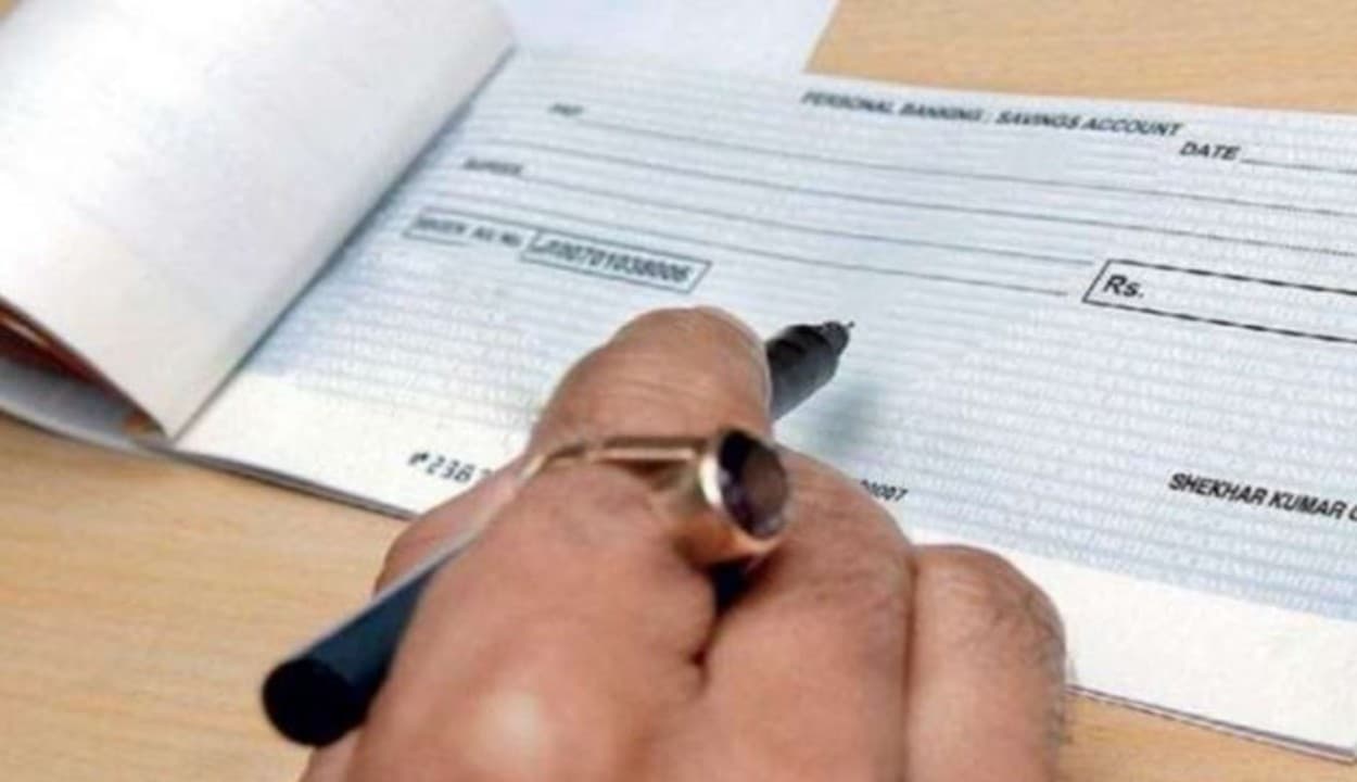 चेक काटने से पहले चेक कर लें अपना अकाउंट, वर्ना भरना पड़ सकता है भारी जुर्माना, RBI ने नियमों किए हैं कई बदलाव