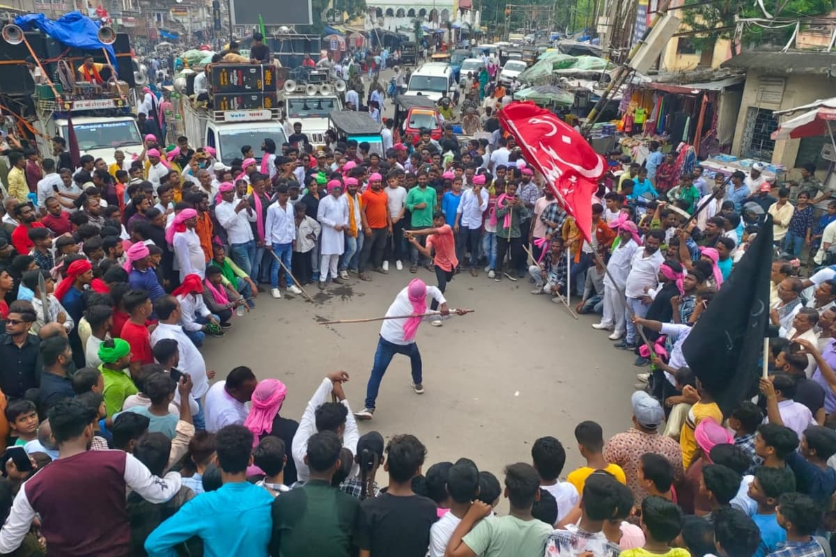 Chehallum 2023: पलामू में या अली या हुसैन के नारे के साथ निकला जुलूस, मुहर्रम के चालीसवां पर दिखाए करतब