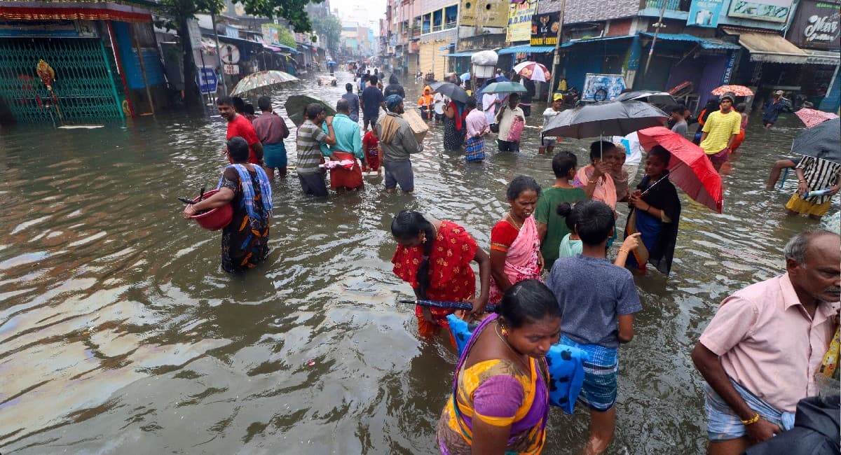Chennai Rain: तमिलनाडु में बारिश का कहर, 4 की मौत, स्कूलों-कॉलेजों में छुट्टी, और बरसेंगे बदरा