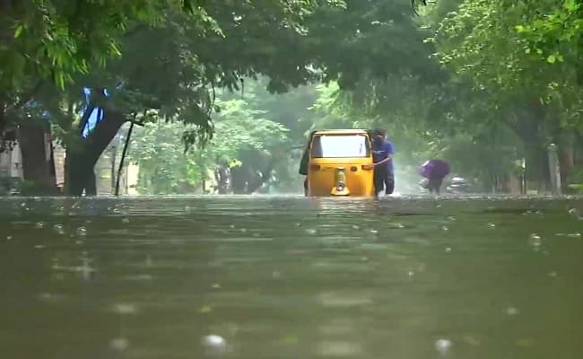 तमिलनाडु: चेन्नई में भारी बारिश के बाद कई इलाकों में जलभराव, तबाही का सिलसिला जारी रहने का अंदेशा